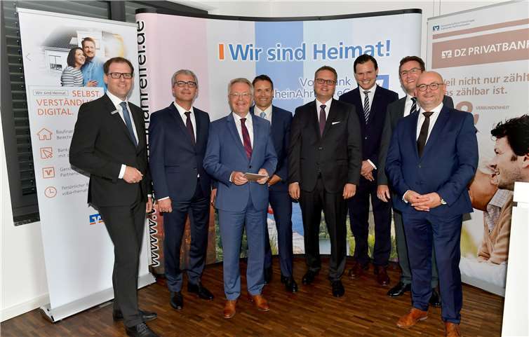 Stiftungsgespräche in Mayen: Thomas Theisen, Direktor Regionalmarkt AhrBrohltal, Vorstandsmitglied Sascha Monschauer, Vorstandsvorsitzender Elmar Schmitz (v.l.) sowie Christian Süß, Leiter Vermögensbetreuung (4.v.r.), alle Volksbank RheinAhrEifel, informierten gemeinsam mit David Ackermann (Mitte), Christian Jäcker (3.v.r.), Oliver Bach (2.v.r.) und Hans-Dieter Meisberger über das Thema Stiftungsmanagement.Peter Seydel