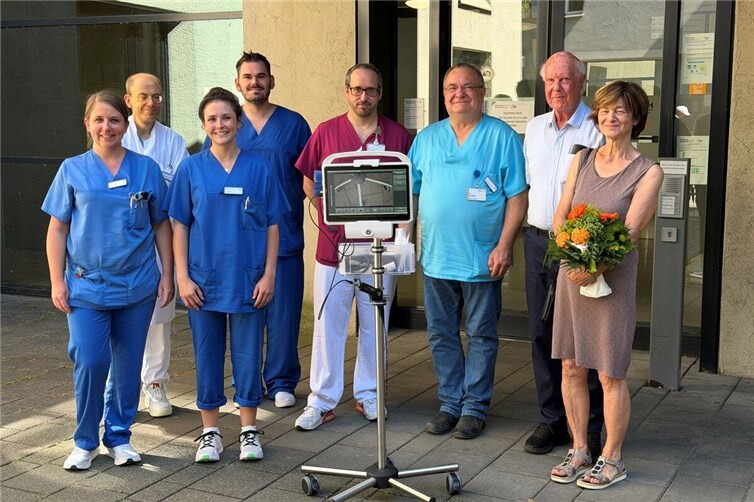 Stiftungsgründer Alfred Hahn und seine Frau (rechts) gemeinsam mit dem Frühreha-Team der BDH-Klinik Vallendar am mobilen Endoskopie-System. 