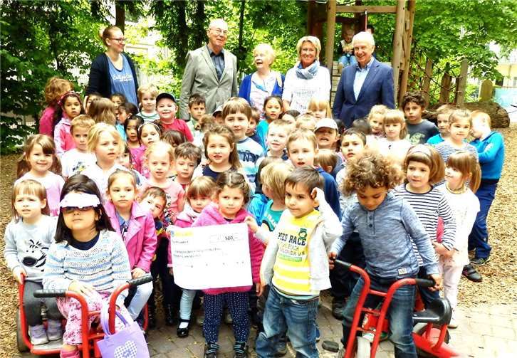 Stiftungsratsvorsitzender Erich Roth, Stiftungsvorstandsvorsitzender Wilhelm Augst und Geschäftsführerin Anny Neusen übergaben den Scheck persönlich.privat