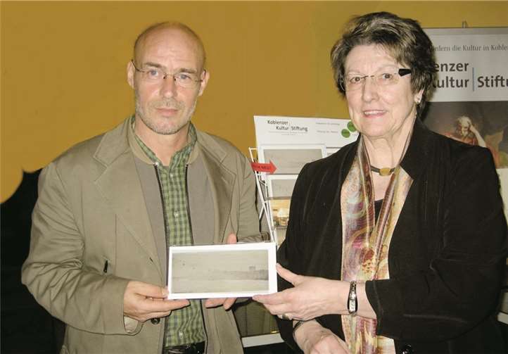 Stiftungsvorsitzende Prof. Ingeborg Henzler gemeinsam mit dem Koblenzer Künstler und AKM-Vorstandsmitglied Andreas Bruchhäuser, der freundlicherweise sein Pastell „Seilbahn über den Rhein“ aus dem Jahr 2011 als Kartenmotiv zur Verfügung gestellt hat.  Privat