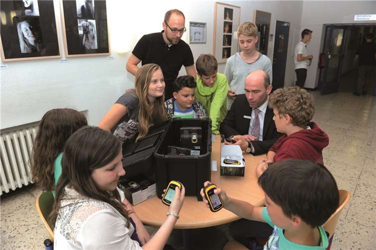 Stiftungsvorstand Guido Mombauer testete gemeinsam mit den Schülerinnen und Schülern des Are-Gymnasiums die neuen GPS-Geräte.Fix