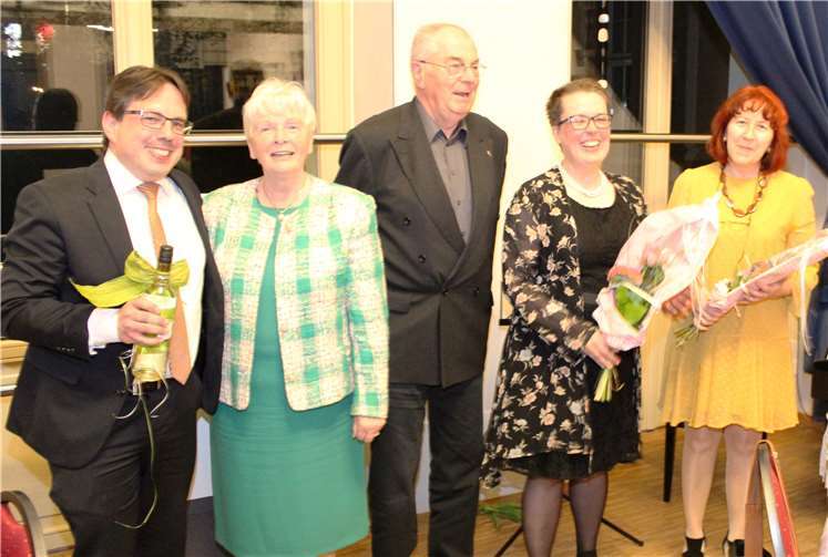 Stiftungsvorstandsvorsitzender Wilhelm Augst bedankte sich bei den beiden Künstlerinnen und bei Lutz Brenner für ihre gelungene Gestaltung des Frühlingskonzertes.Bürgerstiftung Bad Ems