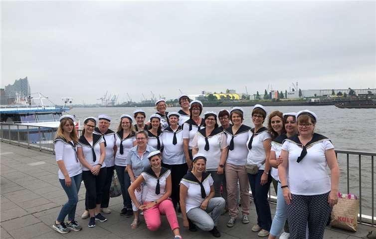 Stilecht verkleidet erkundete das Damenkomitee die Hansestadt Hamburg. privat