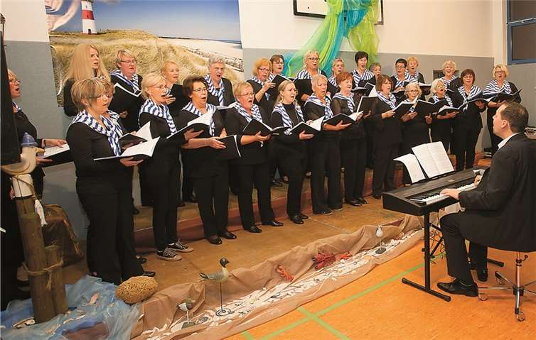 Stilgerecht gekleidet gab der Rengsdorfer Frauenchor sein Konzert. WT