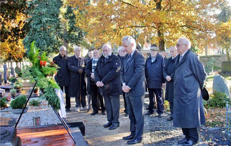 Stilles Gedenken: Neben dem Bürgermeister und seinen Stellvertretern nahmen viele Bürger an der Kranzniederlegung auf dem alten Friedhof teil. STEIN