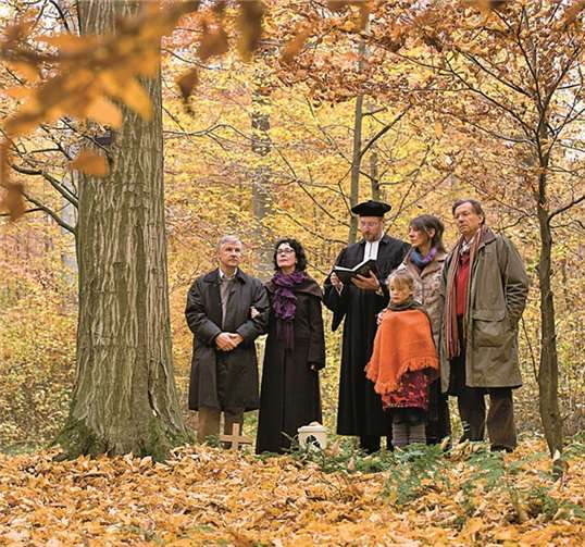 Stilles Gedenken an einen Verstorbenen im Friedwald.djd/FriedWald/Gasparini