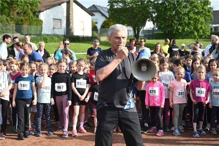 Stillgestanden: Per Megafon gab Klaus Jahnz, der Vorsitzende der LG Laacher See, das Kommando an.