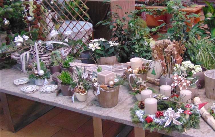 Stilvolle Weihnachtsdeko und eine große Auswahl an kunstvoll gefertigten Adventskränzen und Gestecken erwarten die Kunden in der Gärtnerei Schwarz.BES