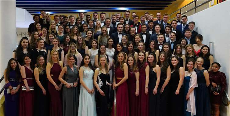 Stilvoller Abschied vom Eichendorff-Gymnasium: 89 Abiturienten sagten in der Stadthalle Lahnstein ihrer Schule nach erfolgreichen Prüfungen Lebewohl. Privat