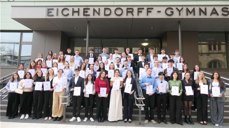 Stilvoller Abschied vom Eichendorff-Gymnasium Koblenz: 63 Abiturientinnen und Abiturienten sagen nach erfolgreichen Prüfungen Lebewohl und stellen sich vor ihrer Schule zu einem Erinnerungsfoto zusammen.  Foto: Hansjörg Schütz