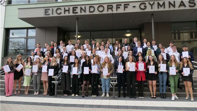 Stilvoller Abschied vom Eichendorff-Gymnasium Koblenz: 69 Abiturienten sagen vor der neuen Fassade ihrer Schule nach erfolgreichen Prüfungen Lebewohl. Foto: Hansjörg Schütz
