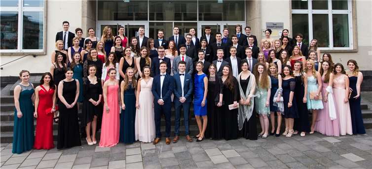 Stilvoller Abschied vor dem Koblenzer Eichendorff-Gymnasium: 78 Abiturienten sagen ihrer Schule nach erfolgreichen Prüfungen Lebewohl.Kai Myller