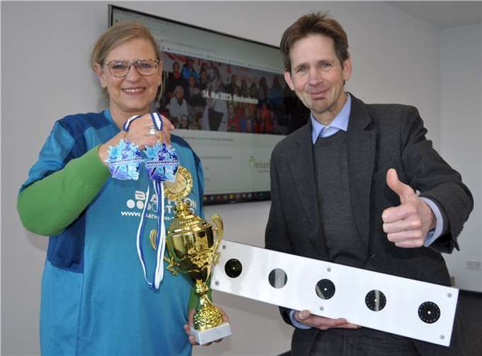 Stimmen sich auf das Biathlon-Event in Meckenheim ein, von links: Citymanagerin Nicole Bangert und Martin Bremer. Foto: Stadt Meckenheim