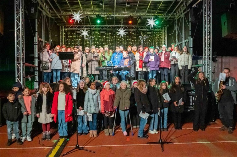 Stimmgewalt im Stadion: Koblenz singt für einen guten Zweck. Fotos: SCH