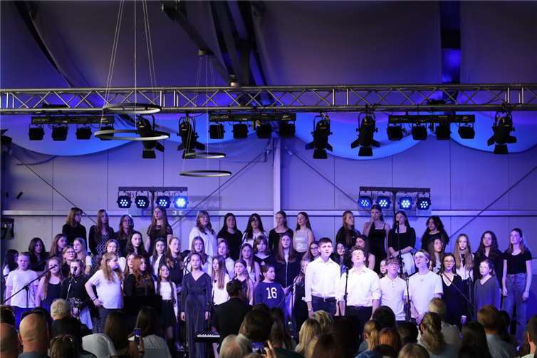 Stimmgewaltig und emotional – die Sängerinnen und Sänger der Vocal Night am Are-Gymnasium.  Foto: Hubert Ewers