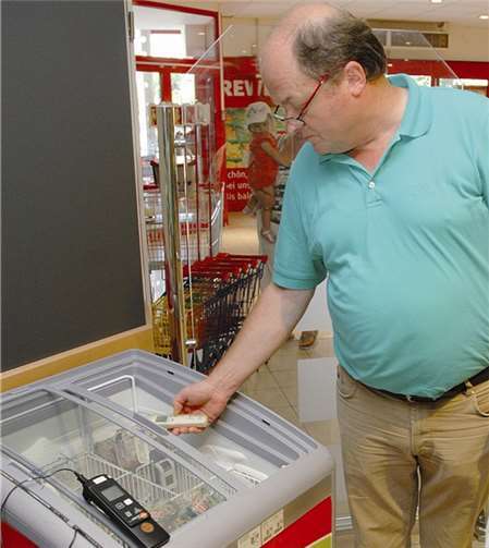 Stimmt die Temperatur in den Kühlregalen? Besonders im Sommer sind diese Kontrollen wichtig und gehören zu den Aufgaben der Lebensmittelüberwachung. Hier gab´s für Dr. Rudolf Schneider nichts zu beanstanden.