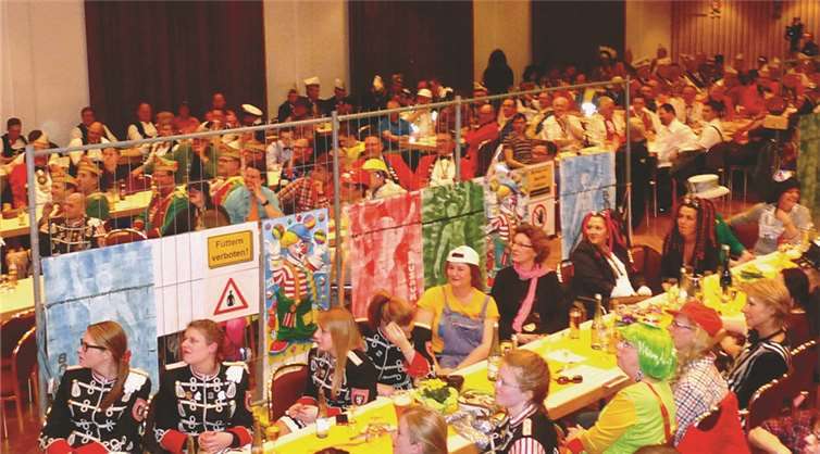 Stimmung auf beiden Seiten des Bauzauns. FRE
