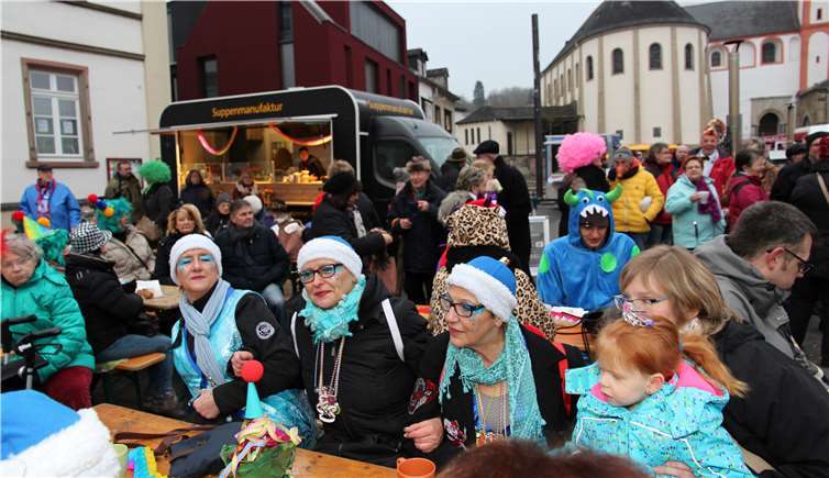 Stimmung auf dem Kirchplatz.