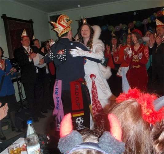 Stimmung ist Trumpf im närrischen „Wohnzimmer“ von Rolandswerth.