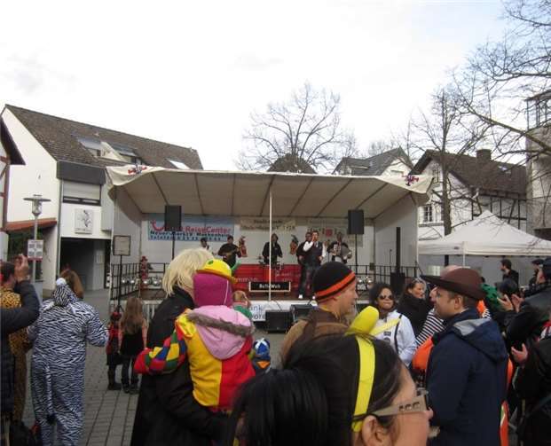 Stimmung pur herrscht auf dem Merler Dorfplatz. privat