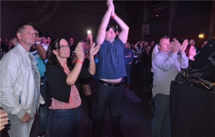 Stimmung wie am Ballermann: Den namhaften Schlagerstars war es ein Leichtes, das Publikum zu begeistern und mitzureißen. AB