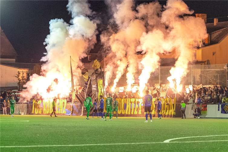 Stimmung, wie sie zu einem Spitzenspiel und Derby passt: 1200 Zuschauer sahen am Wasserturm das Spiel zwischen Engers und Koblenz.  Foto: Der Passigraf