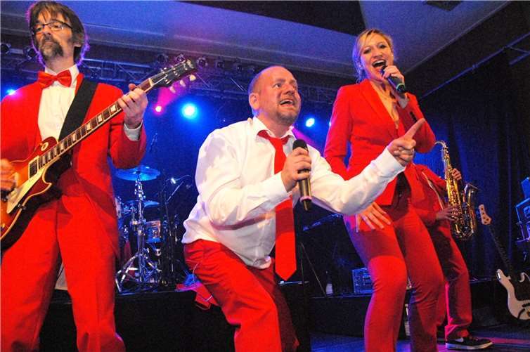 Stimmungsmacher par excellence: Mirko Moskopp und seine Band-Partnerin Carina (rechts).