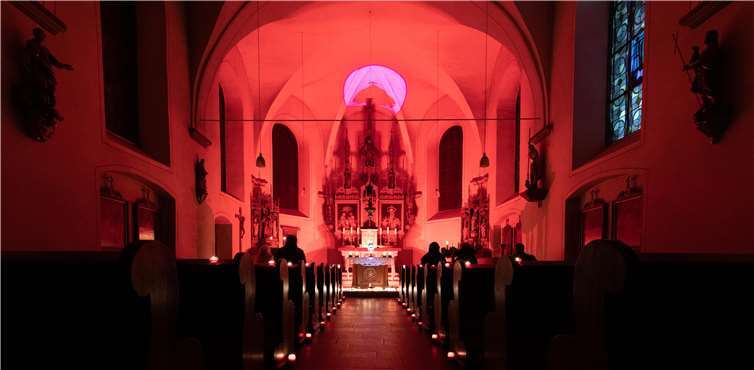 Stimmungsvoll beleuchtet und mit entspannender Musik untermalt konnte man in der benachbarten Kirche zur Ruhe kommen.Fotos: CEW