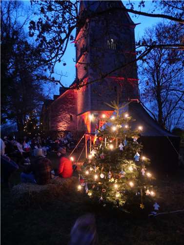 Stimmungsvoll beleuchtet und mit weihnachtlichen Melodien erlebten über 320 Besucher das Krippenspiel „Draußen ist es kalt“.Foto: privat