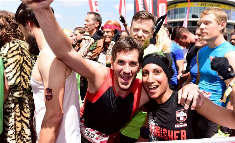 Stimmungsvoll bereiteten sich die Athleten bei der Countdown-Show in der Startaufstellung auf das Rennen vor.