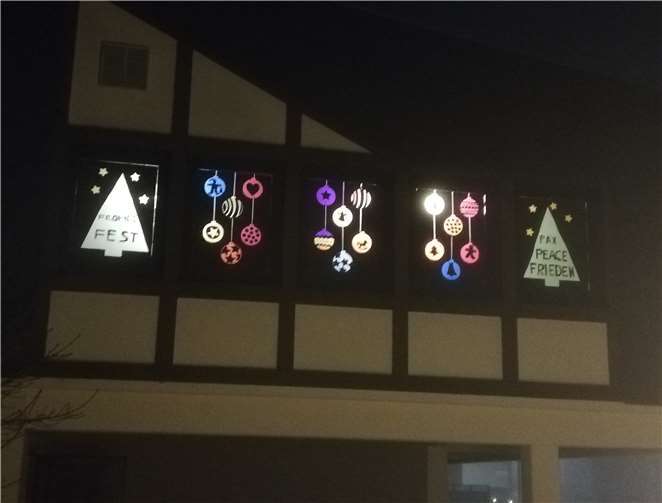 Stimmungsvoll leuchten die Weihnachtsfenster nachts in Wirfus. Foto: privat
