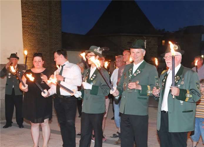 Stimmungsvoll mit Musik und Pechfackeln ging es auf dem Kirchplatz zu.