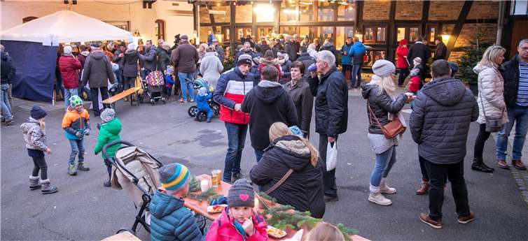Stimmungsvoll war das vorweihnachtliche Straßenfest im Köllenhof in Ließem.