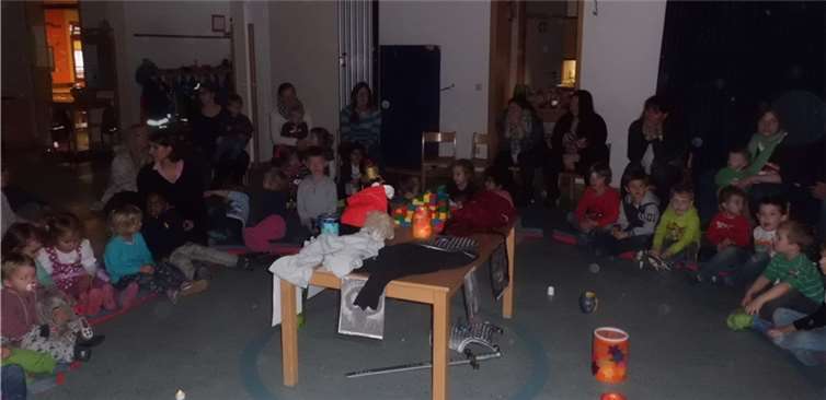 Stimmungsvoll war es in der Kita Arche Noah beim gemeinsamen Singen.  Privat