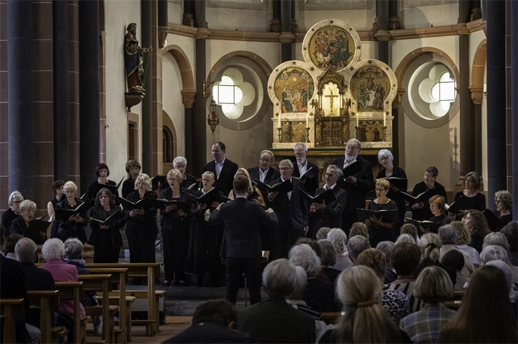 Stimmungsvolle Atmosphäre in der schönen Kirche St. Peter und Paul in Remagen beim Konzert des Kammerchores