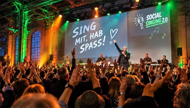 Stimmungsvolle Innenansicht mit Publikum und Bühne.