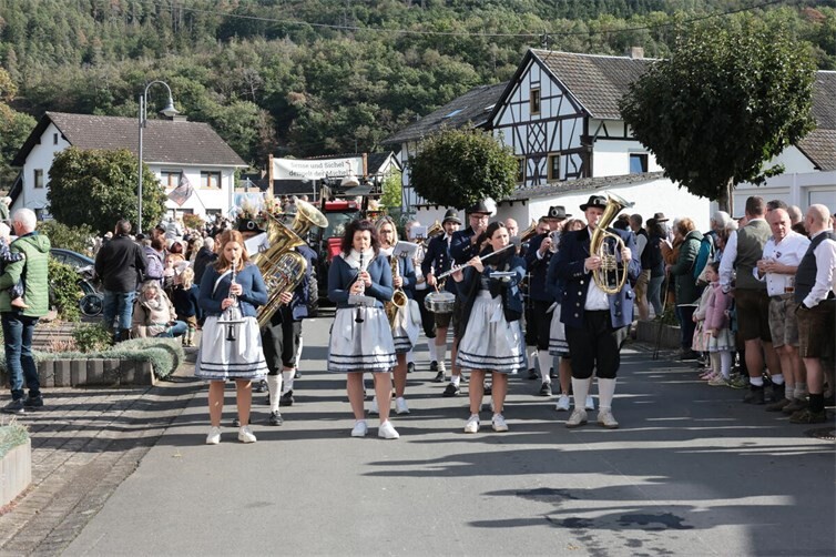 Oktoberfest und Trachtenumzug in Insul mit Musik und viel Gaudi