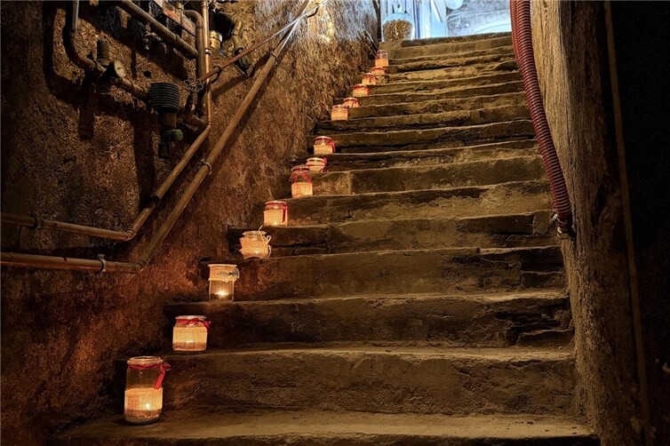 Stimmungsvoller Gang in den Keller beim Weingut Kurth.