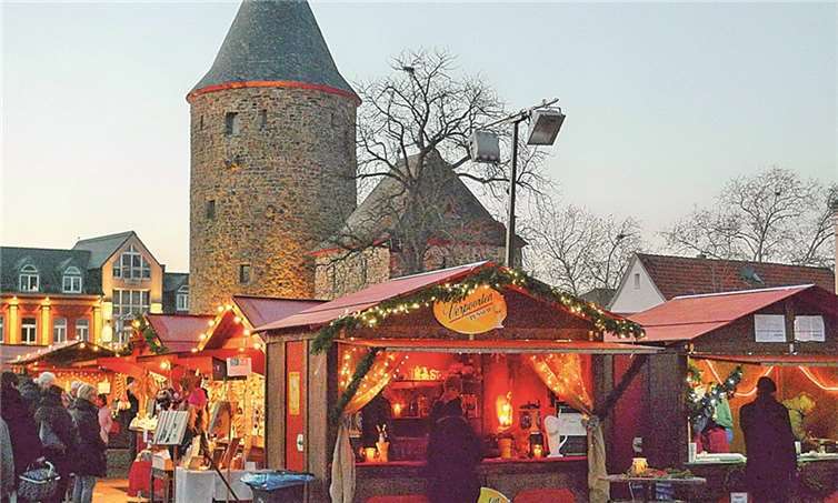 Stimmungsvolles Weihnachtsmarktambiente im Schatten des Wasemer Turms.
