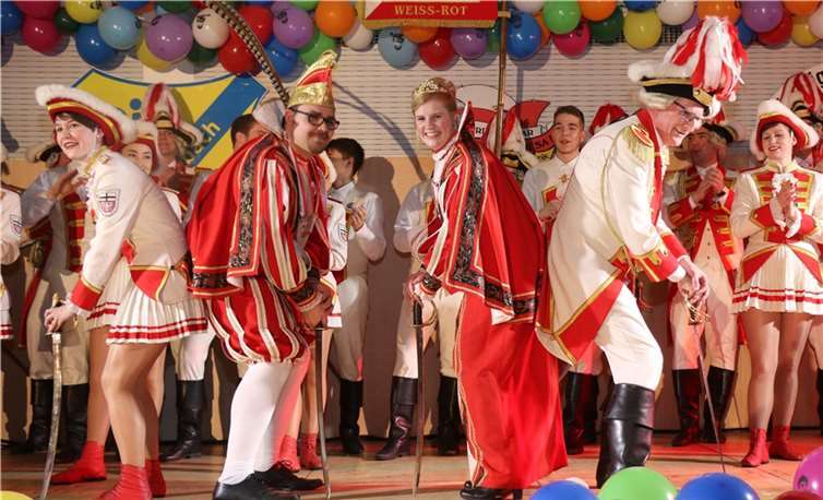 Stippefötche mit dem Chef; das Prinzenpaar arbeitet bei der Kreissparkasse. So hat Dieter Zimmermann (r.) es sich nicht nehmen lassen, dem Müllenbacher Prinzenpaar samt Ahrweiler Stadtsoldaten seine Aufwartung zu machen.