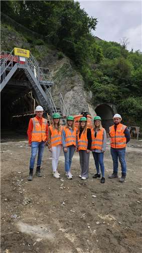 Stippvisite auf der Baustelle: In Mayschoß schauten sich die Weinmajestäten die Fortschritte im Wiederaufbau der Bahnstrecke an.  Foto: Carolin Groß