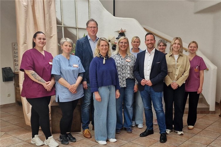 Stippvisite von Bürgermeister Timo Kanzinger (4.v.re.) zum „Internationalen Tag der Pflege“ im Seniorenzentrum „Villa Toscana“ in Kottenheim, um die wichtige Arbeit von Pflegekräften in den Fokus zu rücken und diese ganz besonders zu würdigen; gemeinsam mit (v.l.n.r.) Linda Klein und Natalie Gepart (Pflegekräfte), Geschäftsführer Uwe Berens, Projekt 3 gGmbH, Ortsbürgermeisterin Corinna Behrendt, Einrichtungsleiterin Ellen Schäfer und Nina Wohnsland, Praxisanleitung und stellv. PDL, sowie (v.r.n.l.) Marion Laux (Pflegekraft), Nadine Stein, Pflegedienstleitung (PDL) und Sophie Spurzem (Pflegekraft)