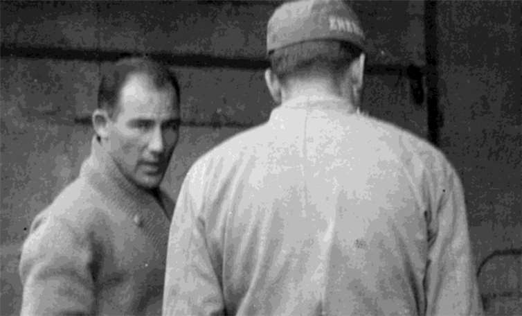 Stirling Moss 1956 im Fahrerlager am Nürburgring.