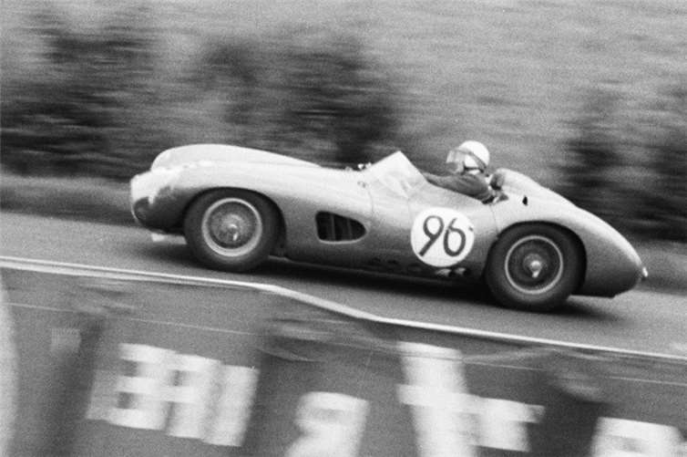 Stirling Moss auf Aston Martin beim 1000km-Rennen, das er gewann. Foto: Archiv Klaus Ridder