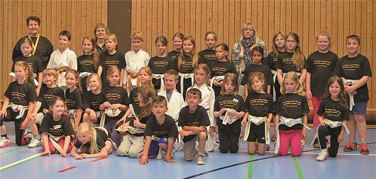 Stloz nahmen die Kinder ihren Urkunden und Gürtel entgegen. privat