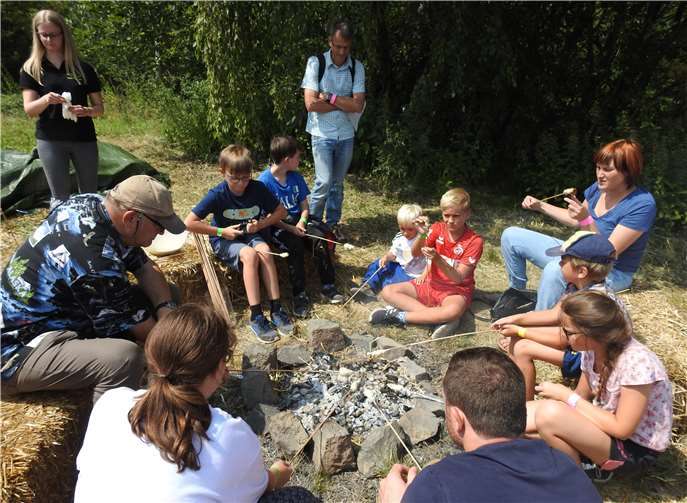 Stockbrot-Backen ist immer wieder ein Highlight. Fotos: SOT