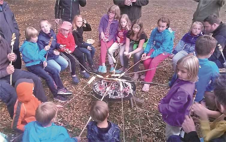 Stockbrot am Lagerfeuer - ein MUSS bei den Vater-Kind-Aktionen des Dekanates, ob im Sommer oder im Winter. privat