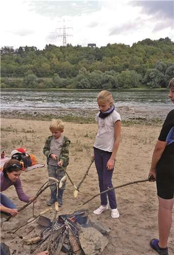 Stockbrot am Rheinstrand.