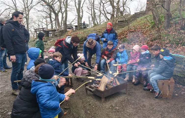 Stockbrot und Lagerfeuer gehörten zu den Highlights der Wanderung. privat