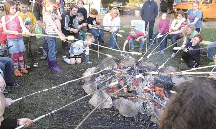 Stockbrotbacken am offenen Feuer war für die Teilnehmer des Pfingstzeltlagers einer von vielen Höhepunkten. privat